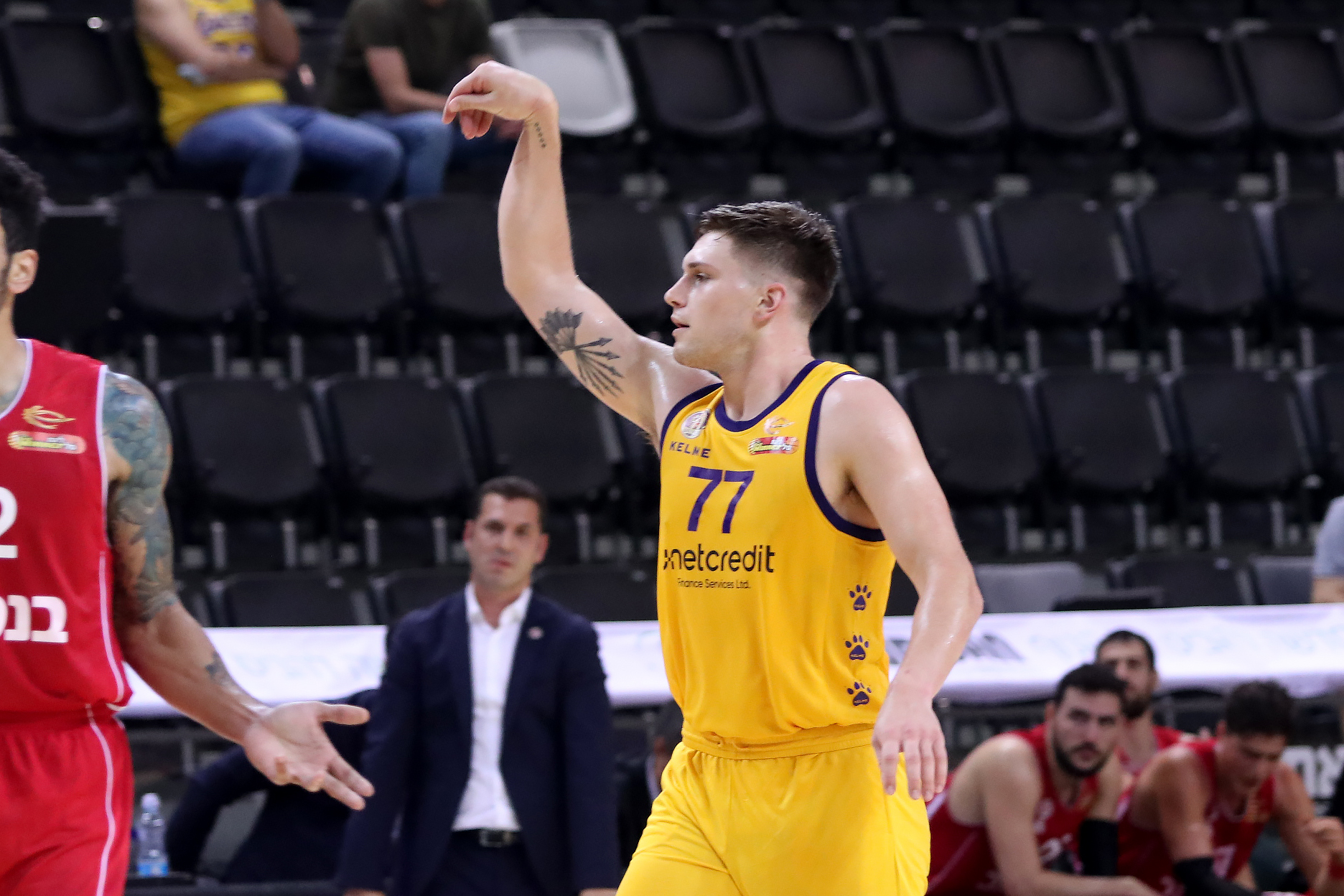 צפו: נייט ססטינה התחפש לאייזיה מיילס