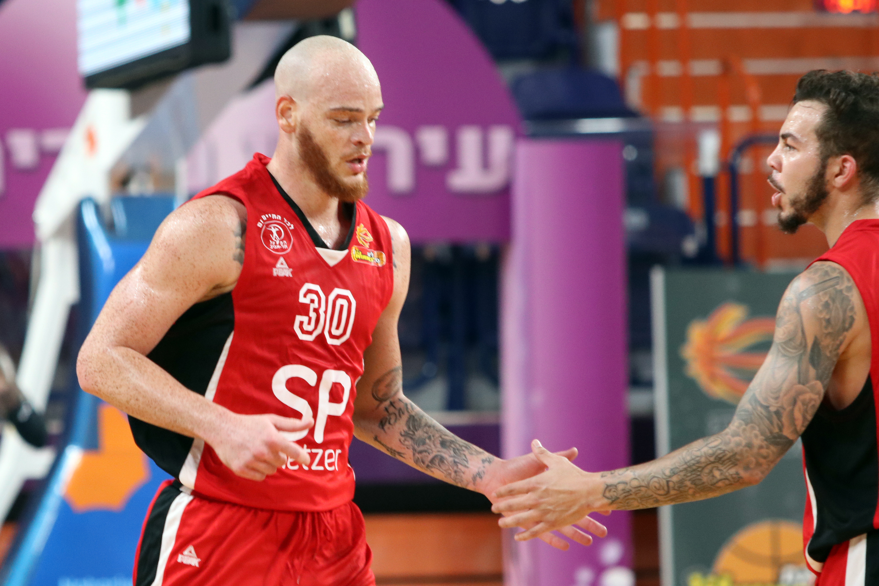 צפו: שיא קריירה בישראל לרג'י אפשואו