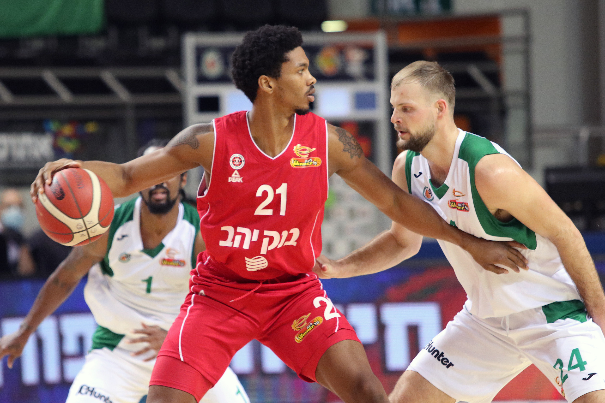 צפו: משחק השיא של מלקולם היל באדום