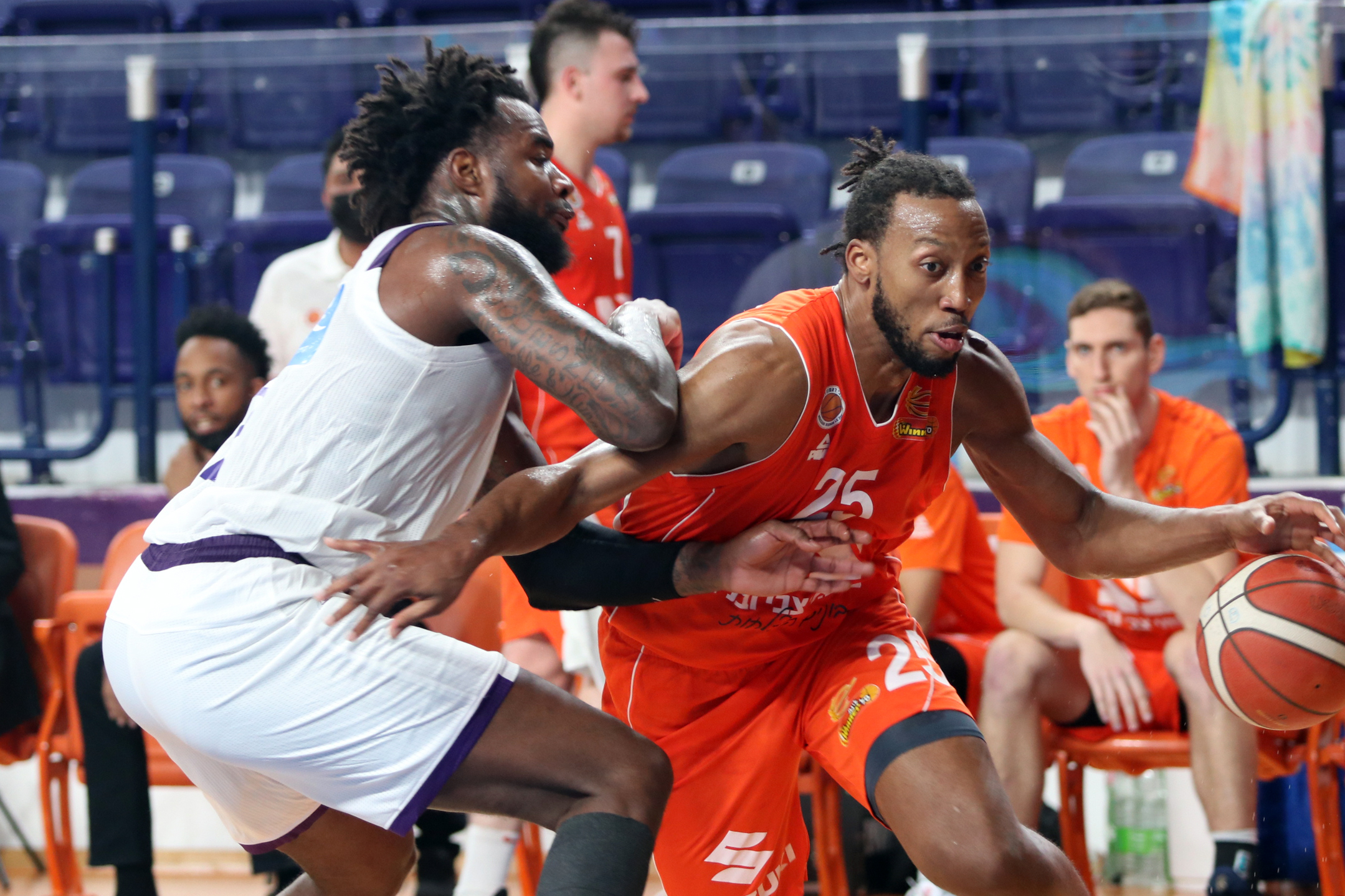 צפו: חגיגה של אקיל מיצ'ל מתחת לסלים