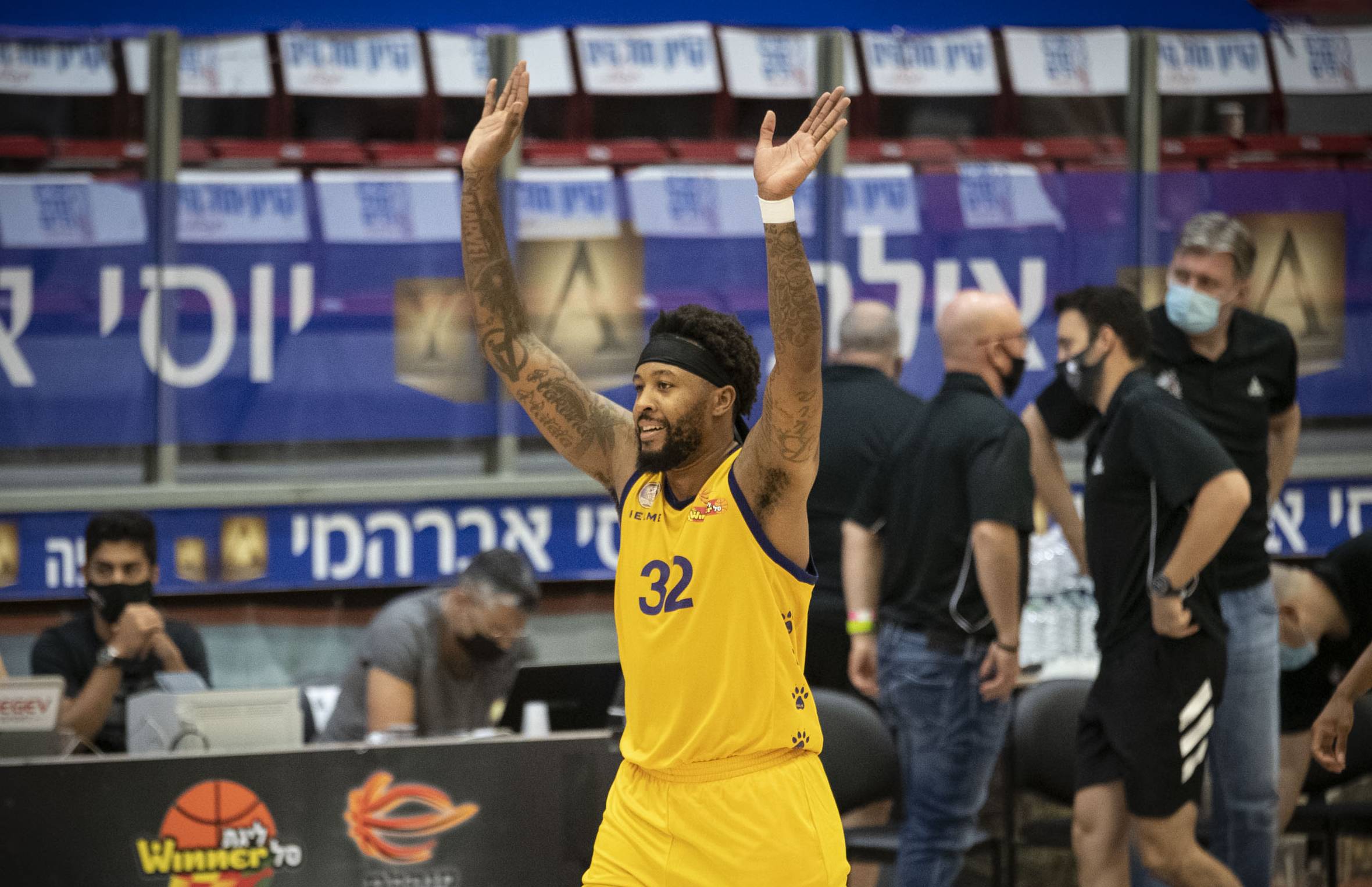 צפו: אייזיה מיילס רותח מעבר לקשת באילת