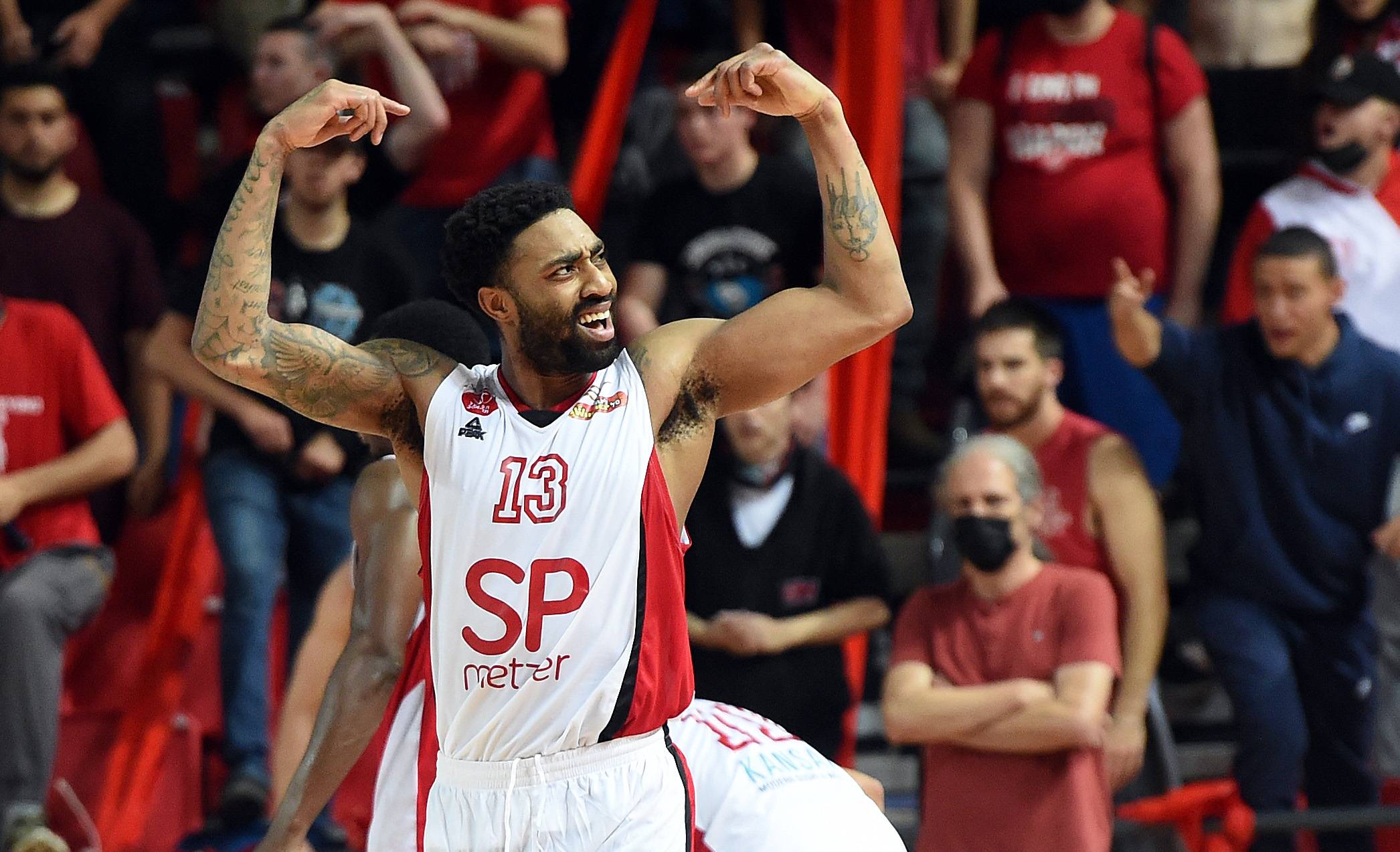 צפו: בכורה ביתית פנטסטית לג'יימס יאנג