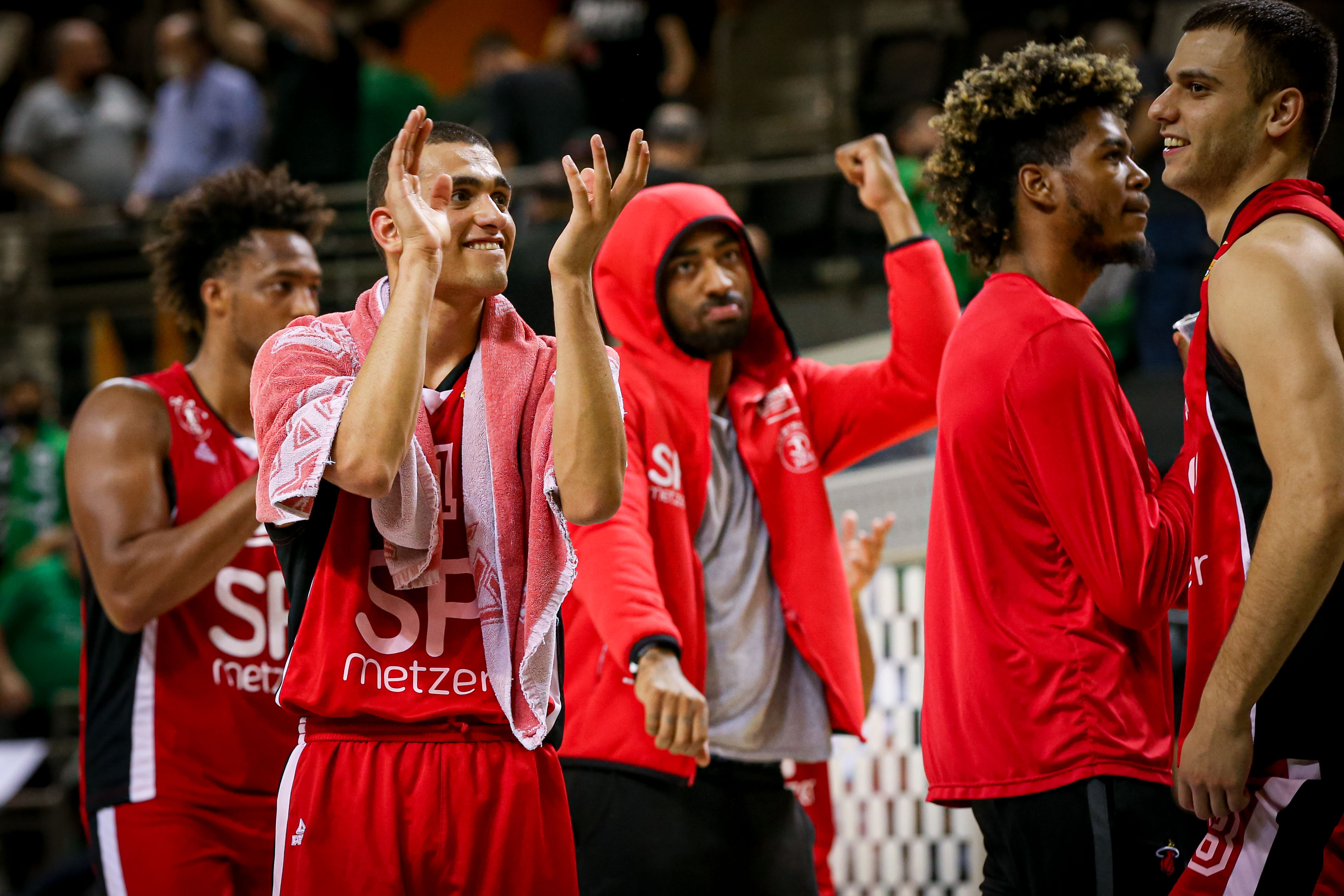 האדומים ניצחו ברוממה וקרובים להישארות