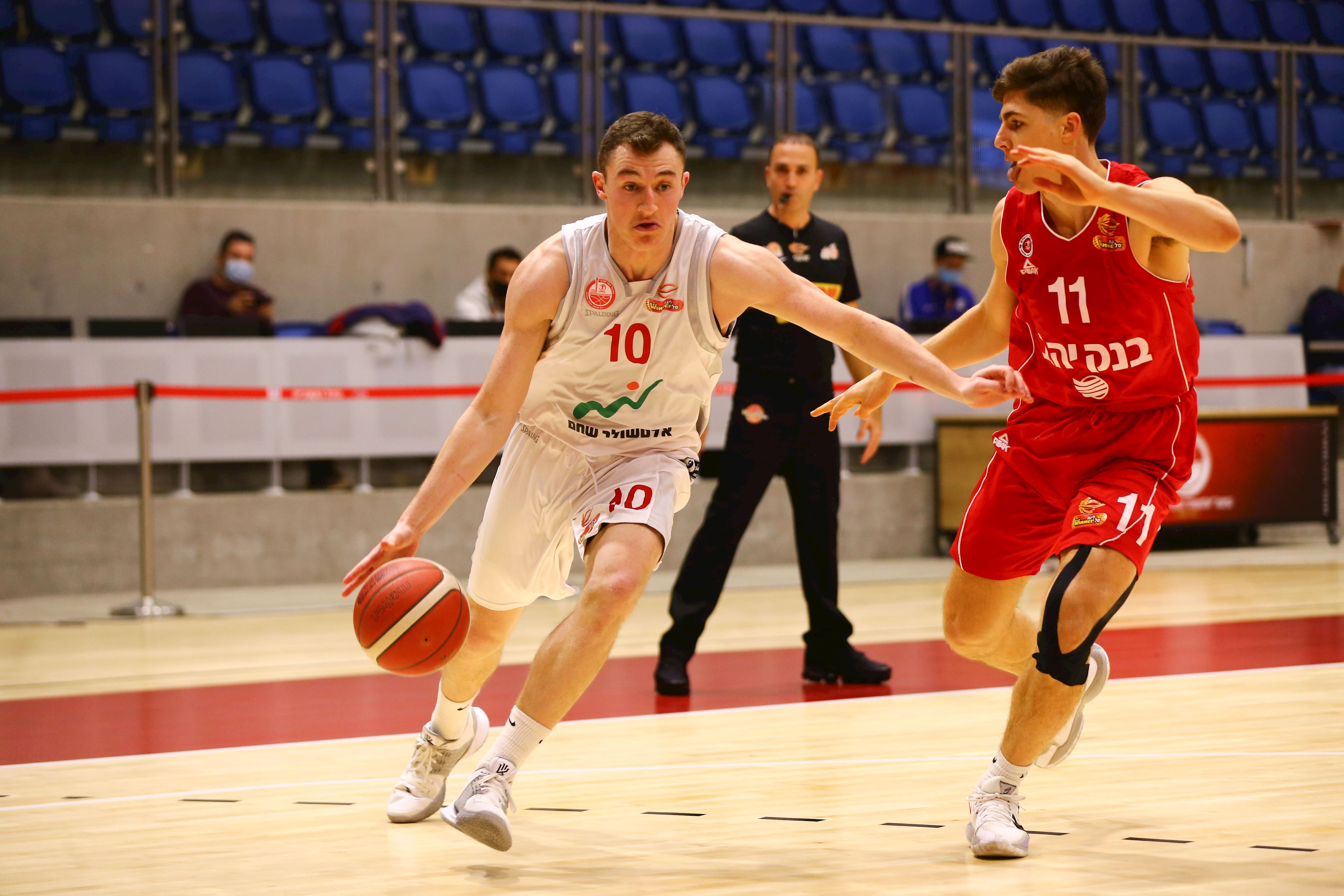 צפו: הפגזה של ספנסר וייס מעבר לקשת