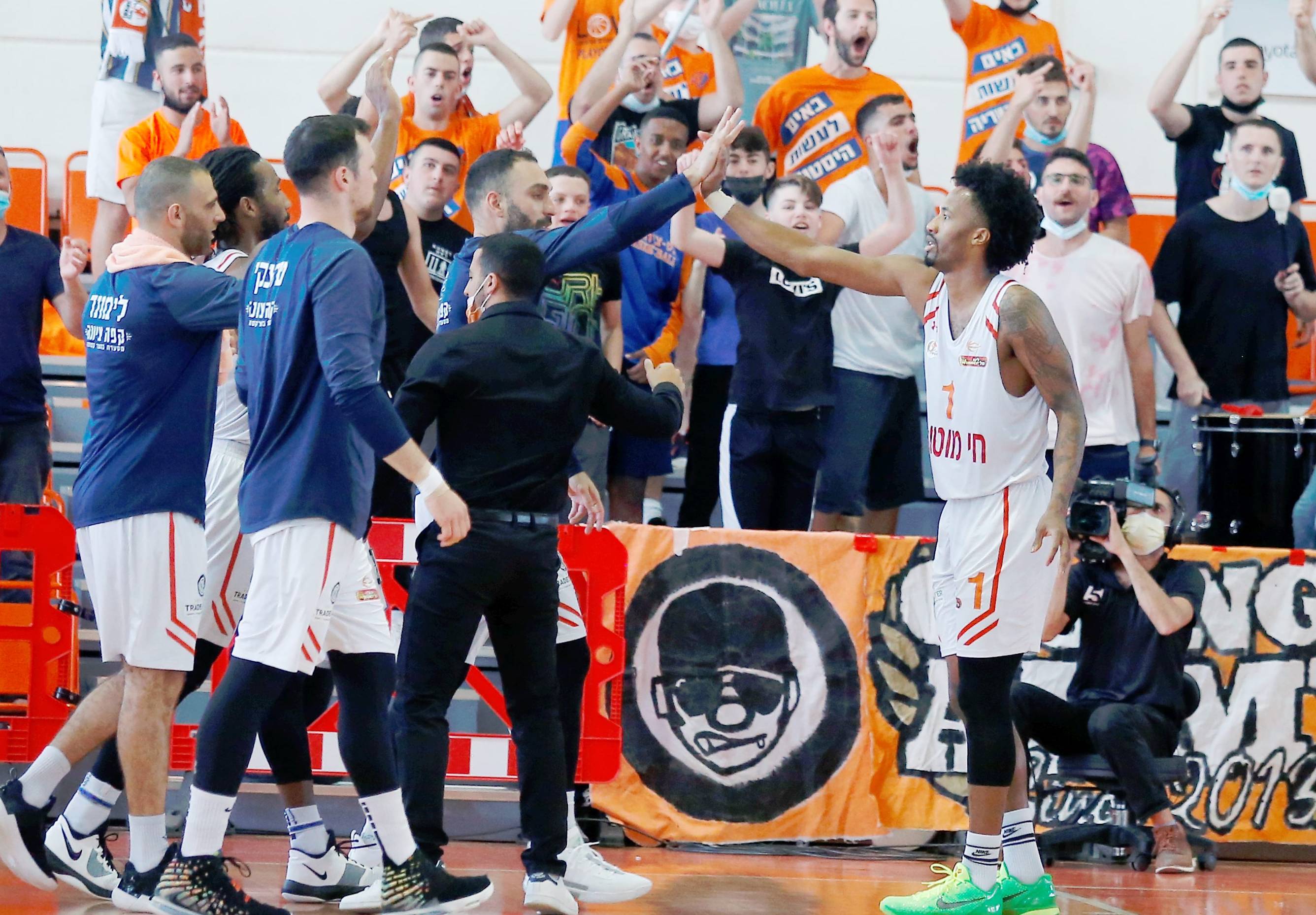 צפו: הצגה של בריאן אנגולה נגד חולון