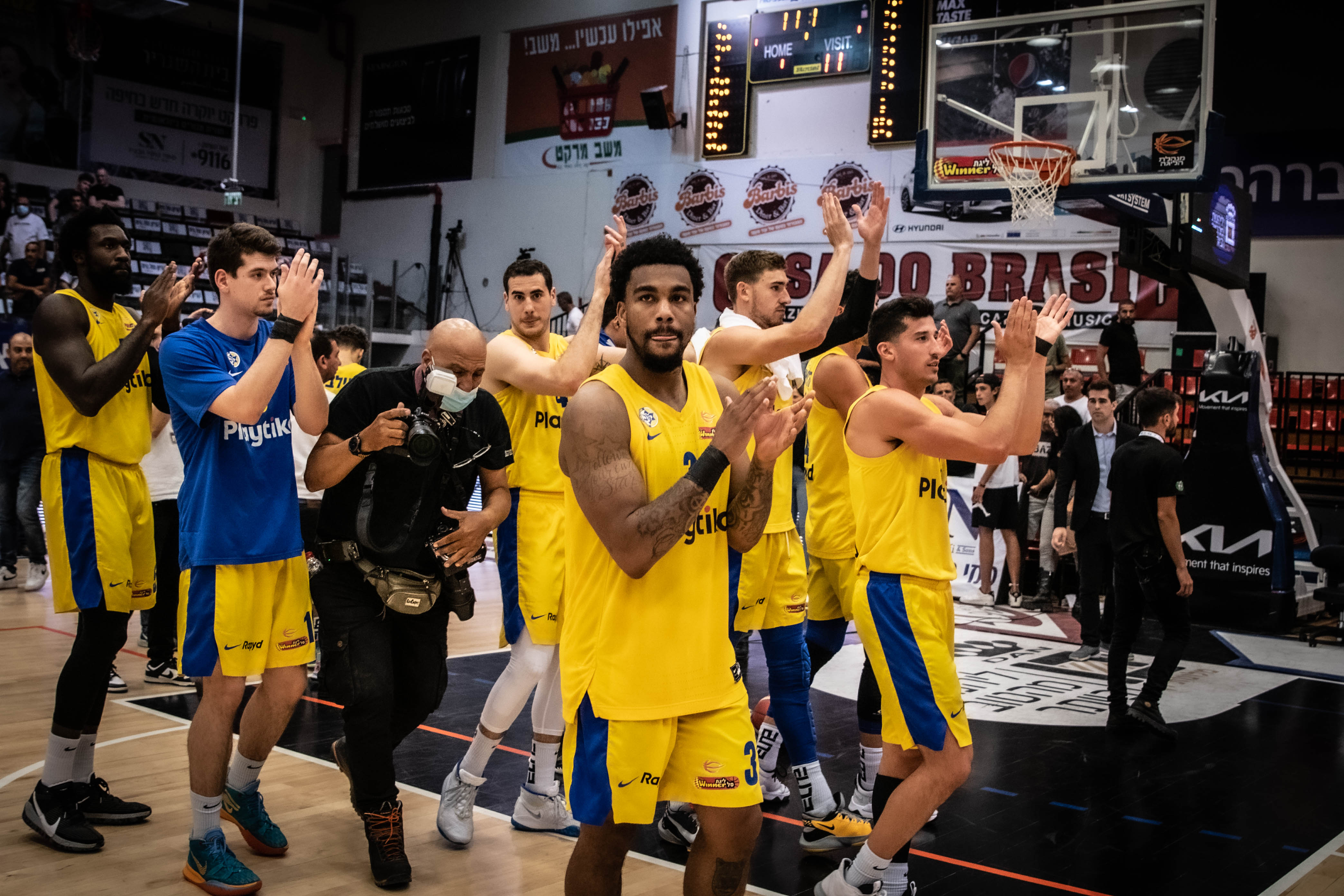 צפו: כריס ג'ונס לקח את האלופה לגמר