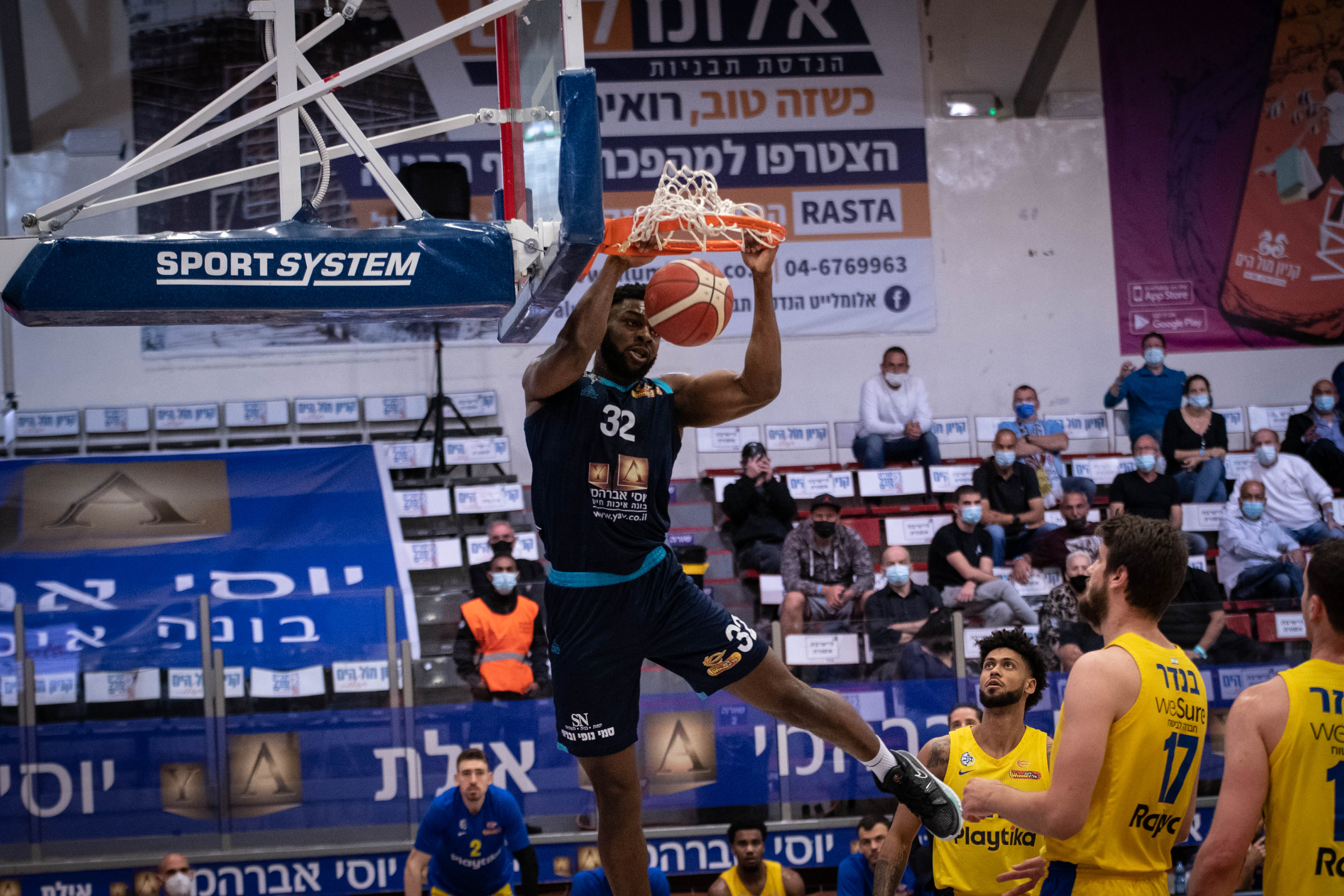 בדחיפת הקהל: אילת גברה על מכבי ת"א