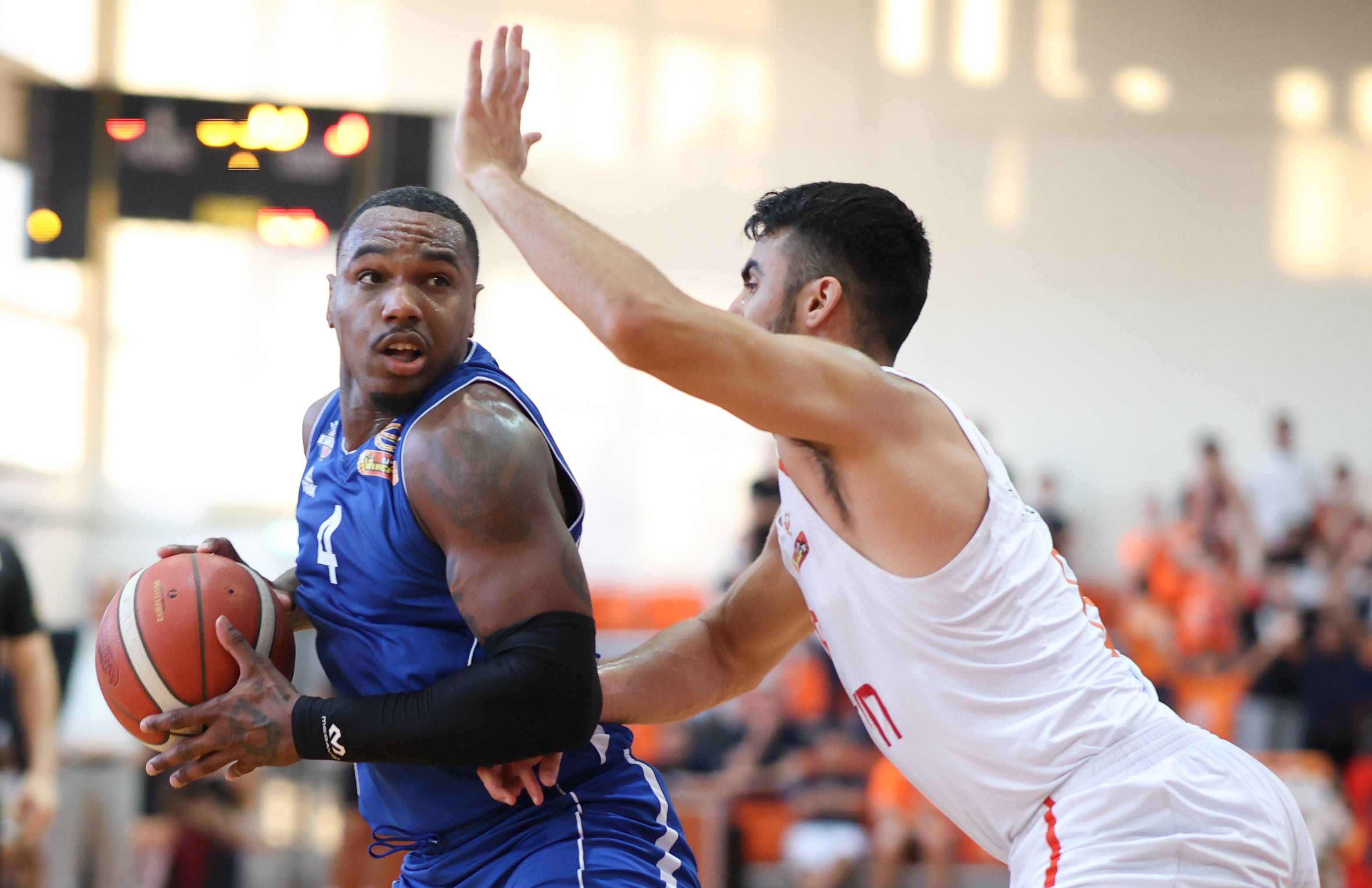 צפו: קוטי קלארק התעלה עם טריפל דאבל