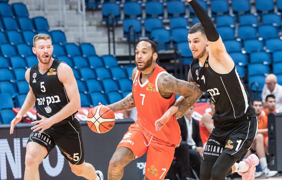 צפו: הריסון ראשון עם צ'אקה מחצי מגרש