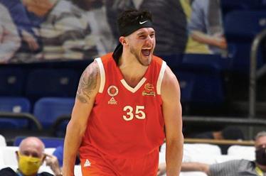 צפו: חגיגה של זאק הנקינס מתחת לסלים