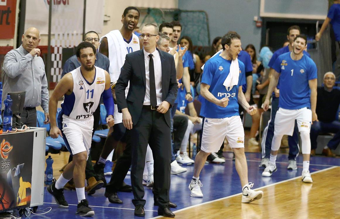 בני הרצליה: בנימון במקום ארמסטרונג