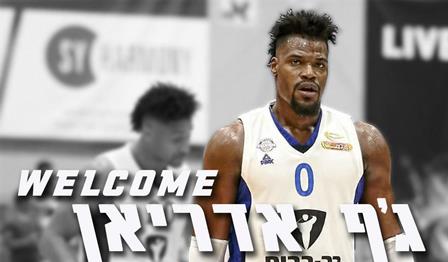 ג'ף אדריאן מצפין לעין שרה