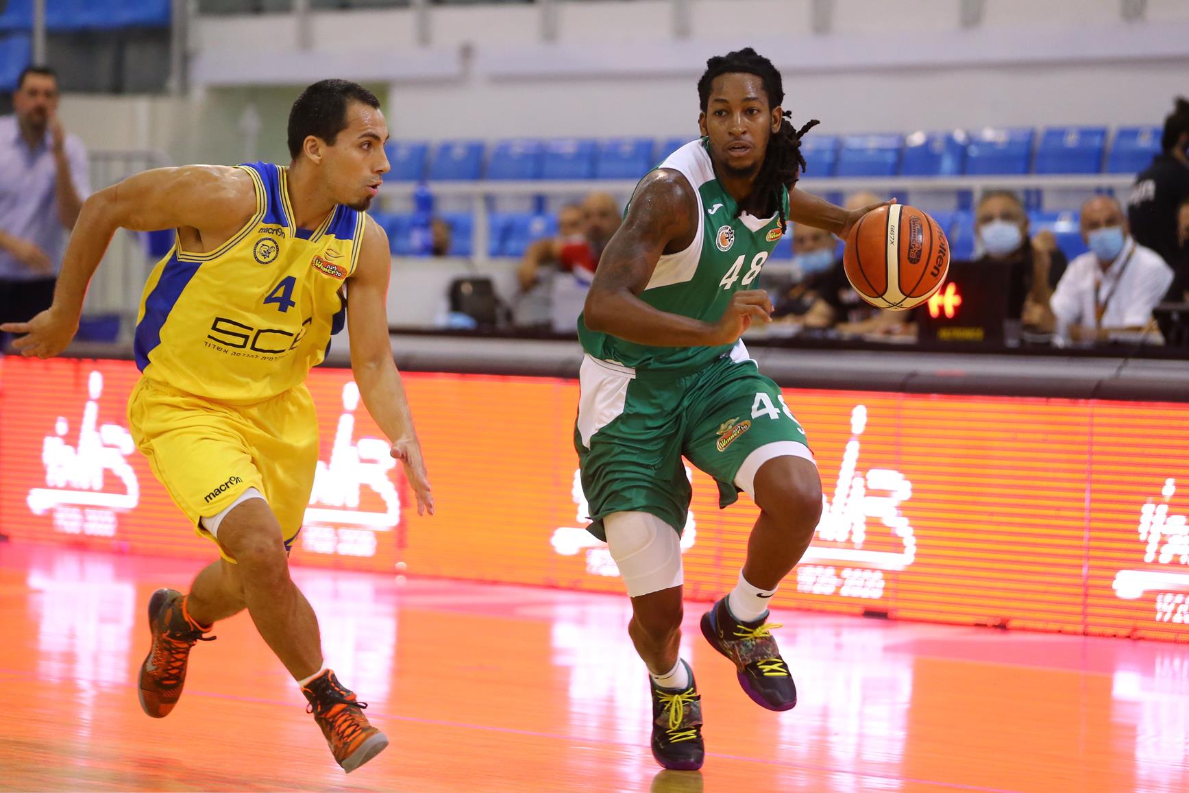 צפו: דו-קרב אסיסטים אדיר בין סטול לסמית'