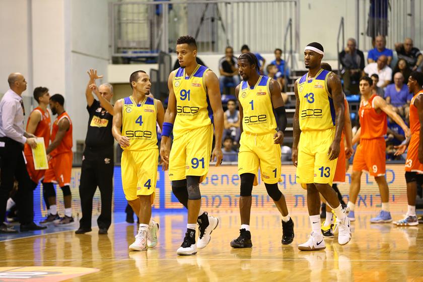 הערב: "הדולפינים" מגיעים ללב המושבה