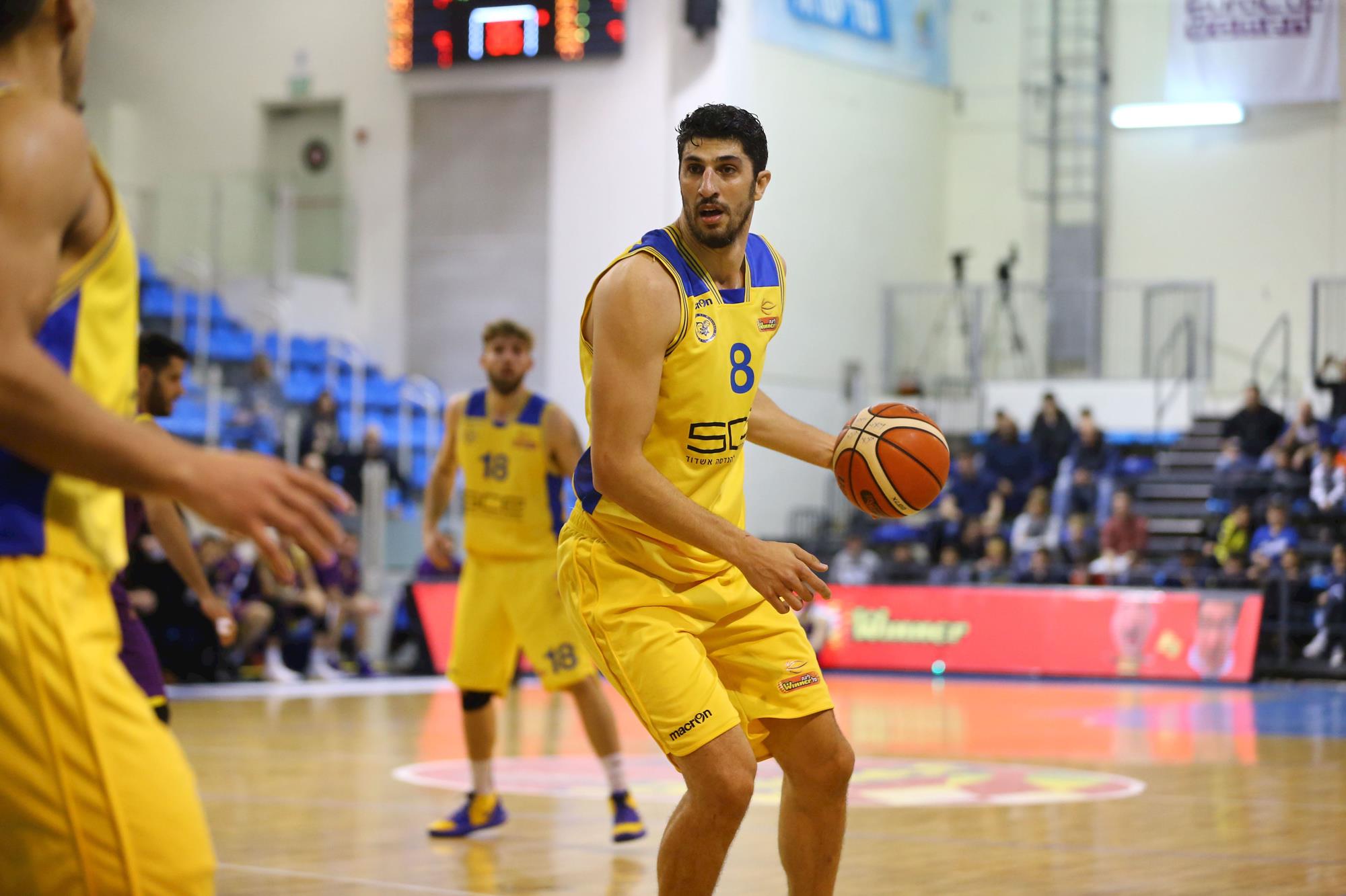 צפו: אליהו כיכב מול החברים הוותיקים