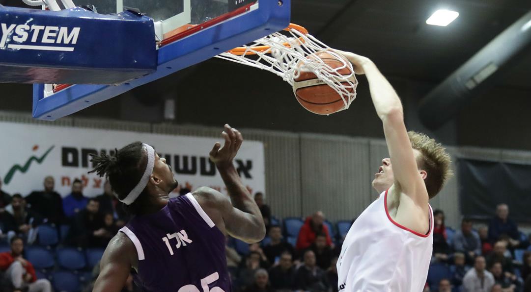 רכש ראשון לכתומים: ג'ורדן סווינג חתם