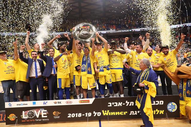 טקס ההנפה: מכבי ת"א אלופה