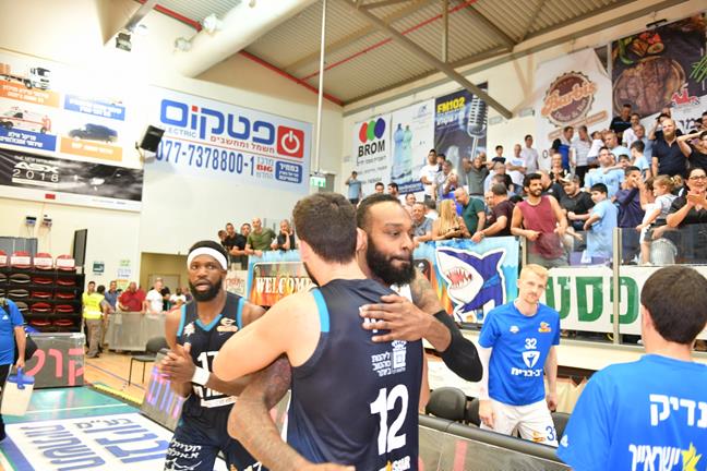 צפו: רפי מנקו מתחמם לקראת הפלייאוף