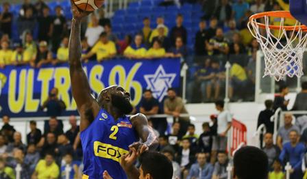 צפו: אייסי חוגג מעל הטבעת באשדוד