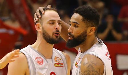 צפו: שמחון ובאטלר רותחים מעבר לקשת