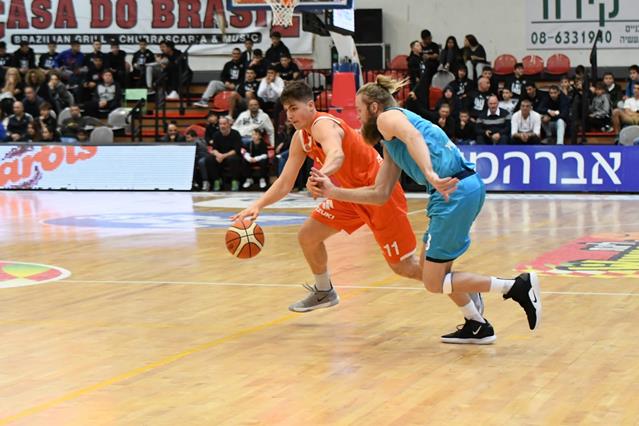 צפו: אדם אריאל השווה את שיא הקריירה