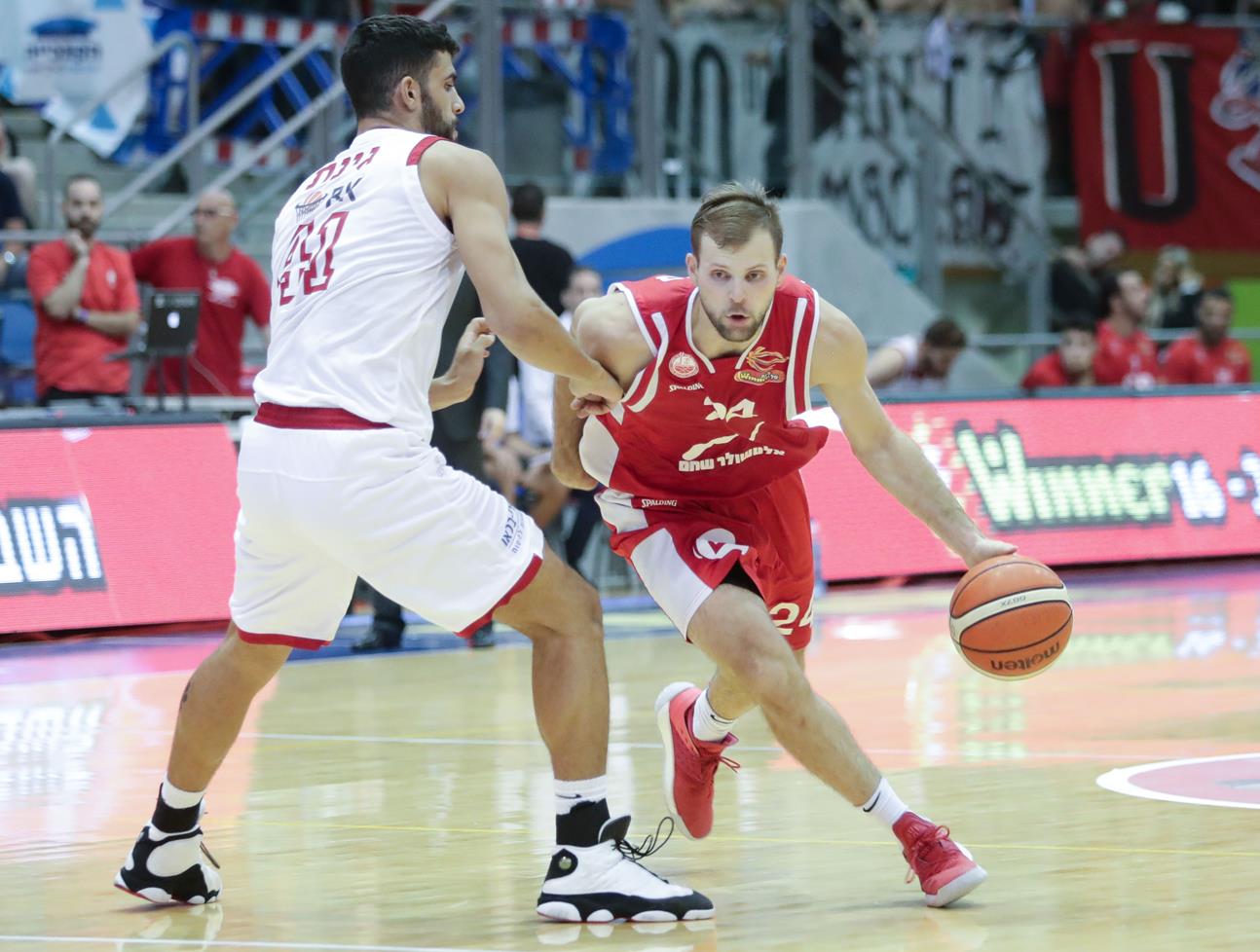 צפו: טיילור ברון מעל כולם