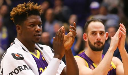 צפו: מופע הטבעות מרשים של הסגולים