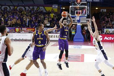 צ'מפיונס: הפסד דרמטי לסגולים בוונציה