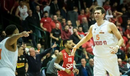 צפו: ג'ף וויטי חוגג מתחת לסלים