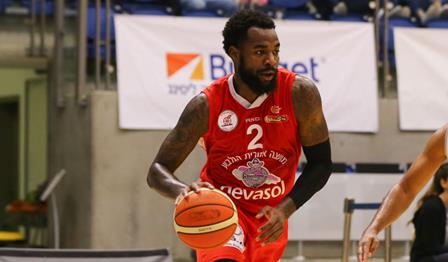 צפו: מייקל יאנג כיכב בניצחון בקונכיה