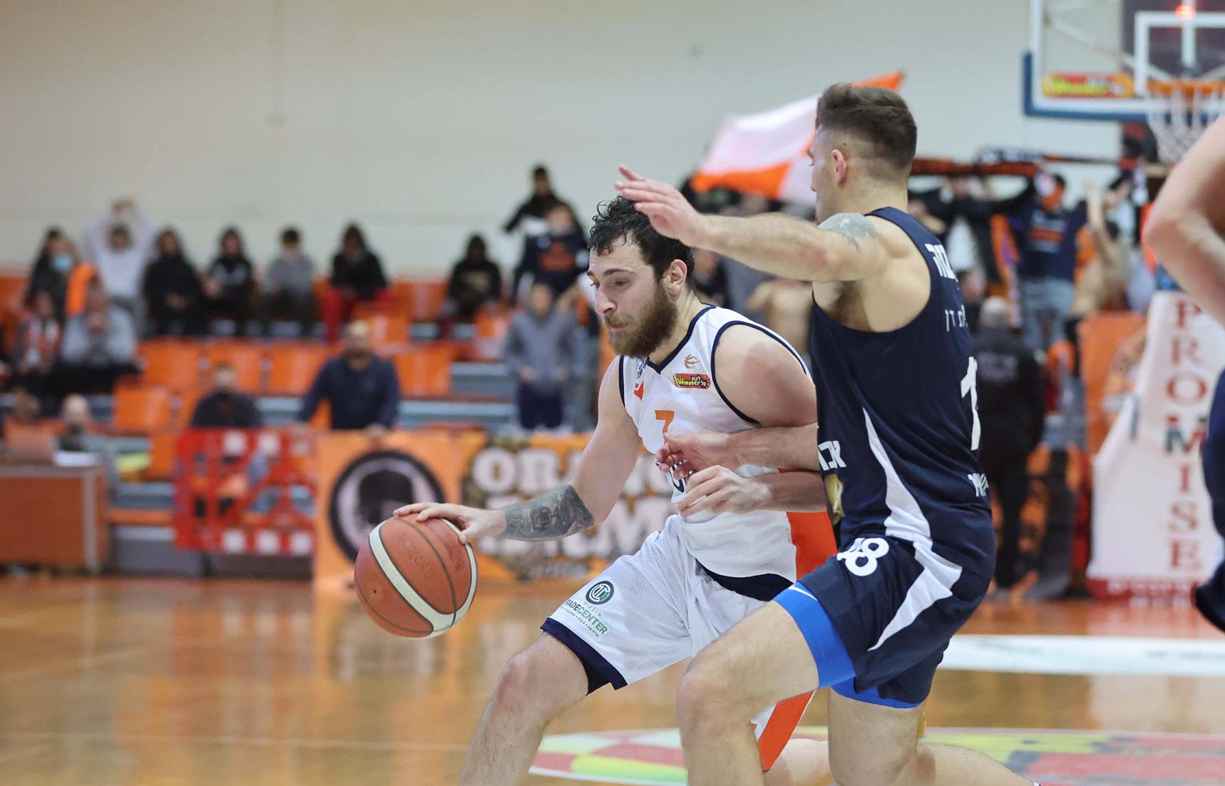 צפו: גוט מנסה למסור - וקולע. פעמיים!