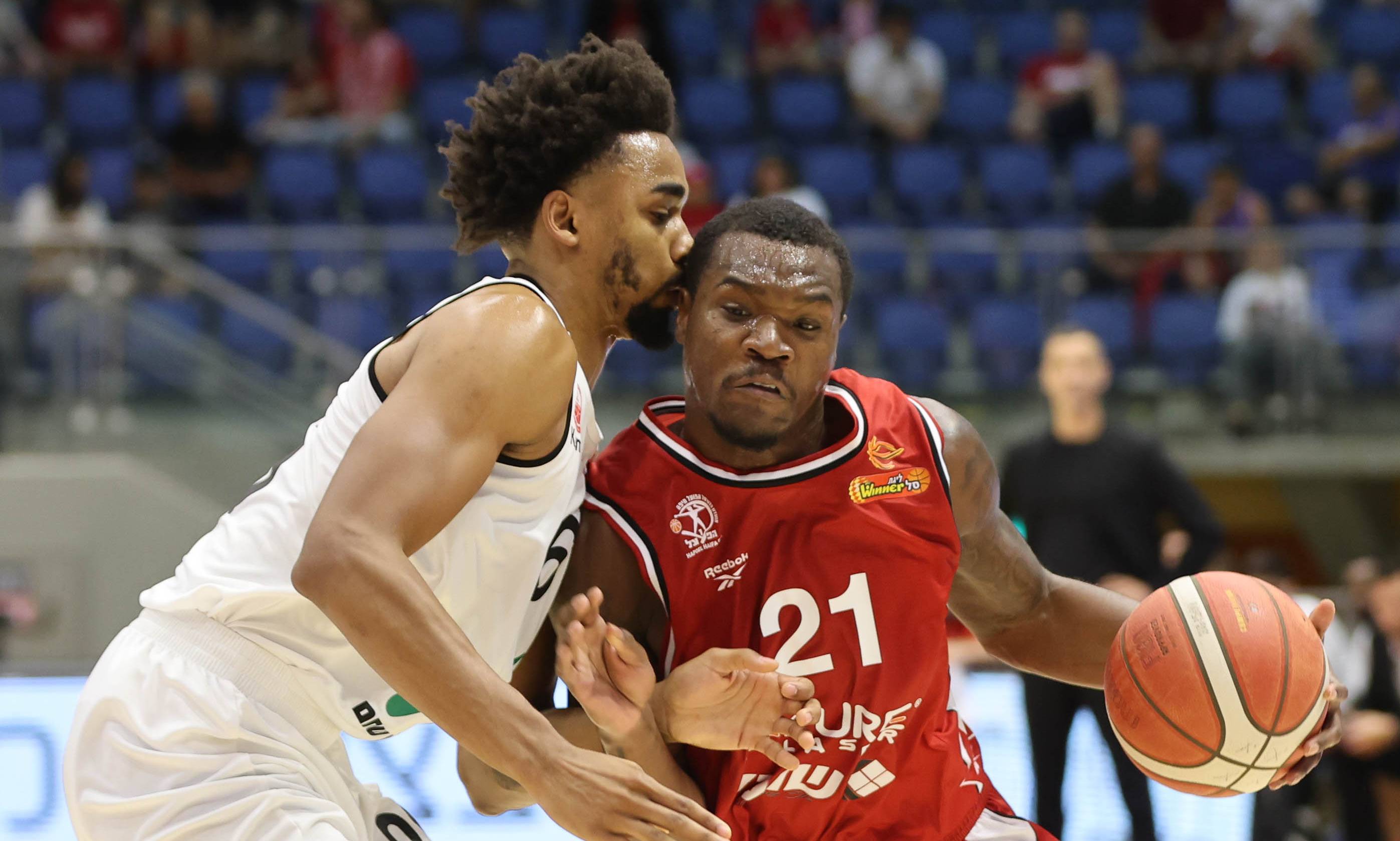 צפו: ג'יילן ג'ונס מעביר הילוך במדי חיפה