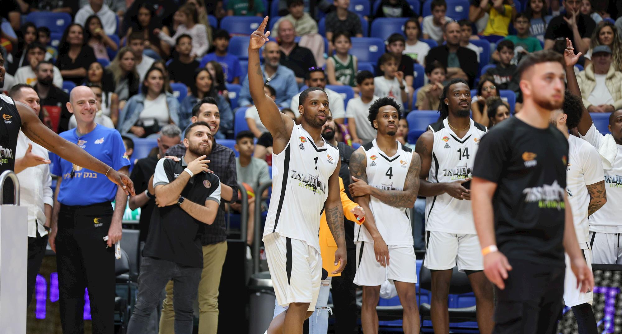 צפו: טריפל דאבל היסטורי לג'ו רגלנד