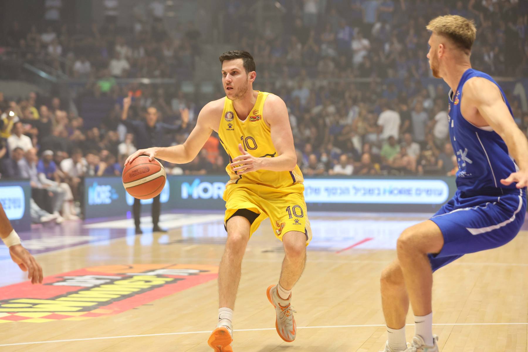 מבט מהדלת האחורית: אומן הבק-דור