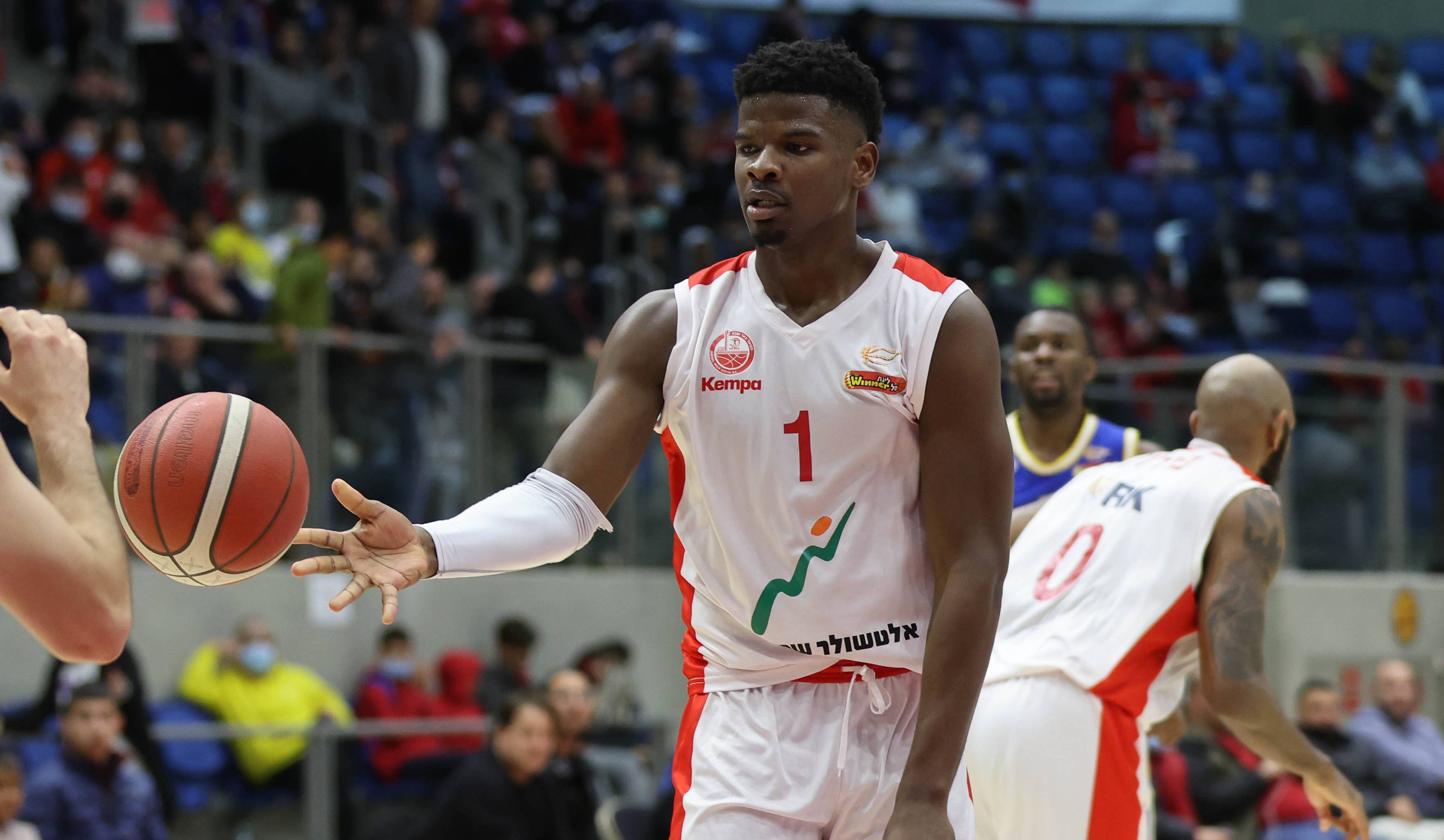 צפו: ג'וניור איטו להט בניצחון על האלופה