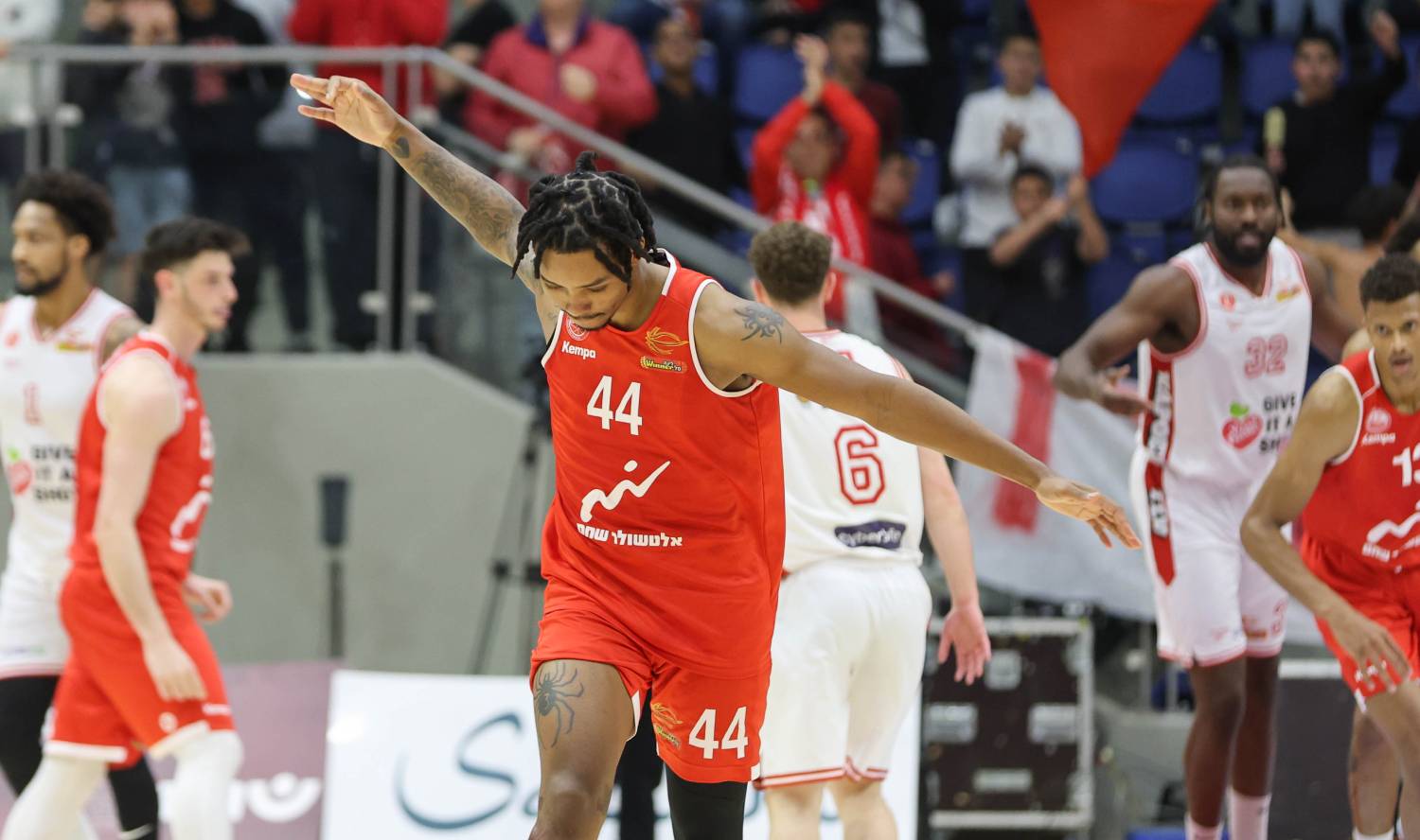 צפו: שיא ליגה עונתי בחטיפות לאחמד