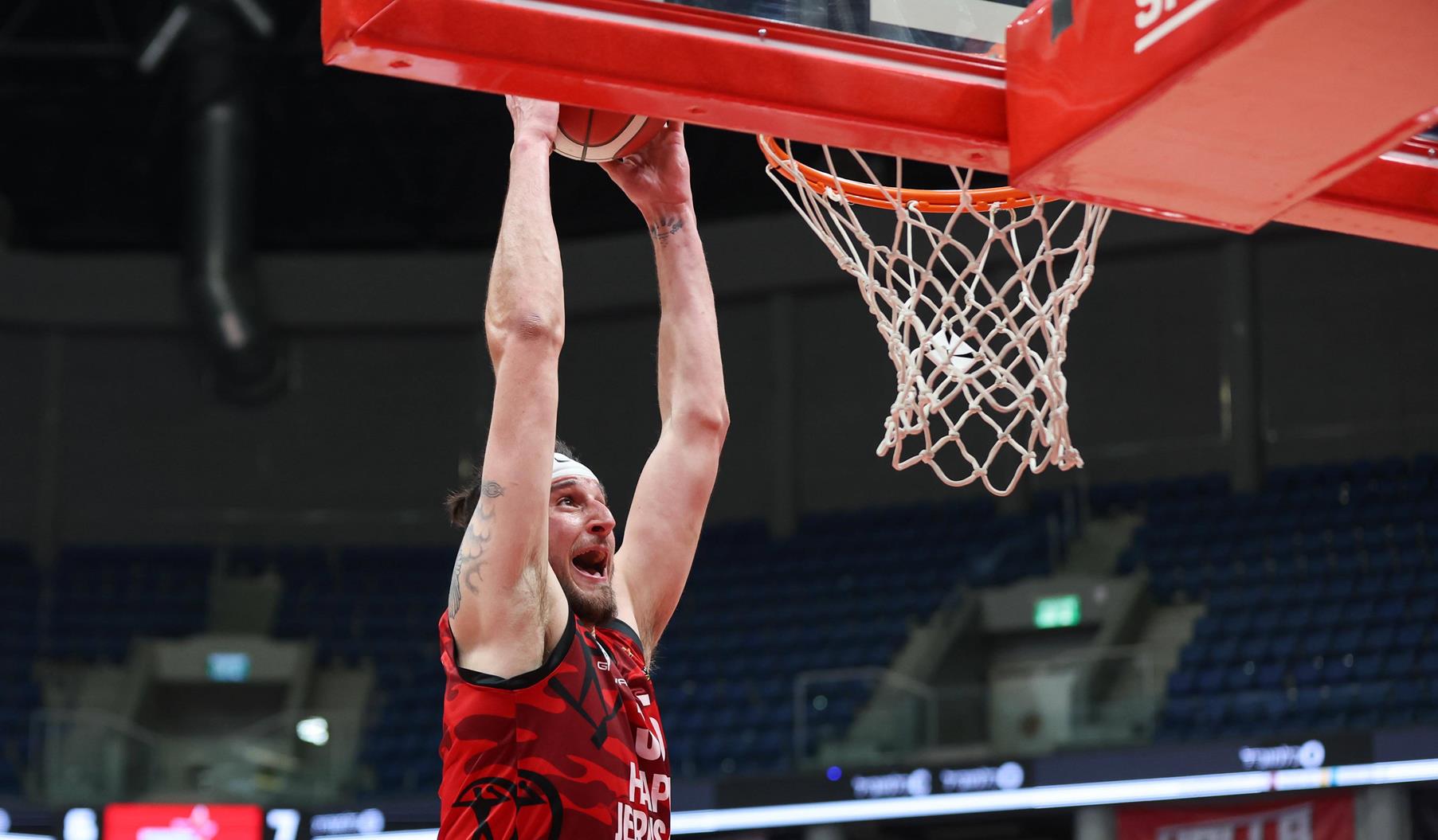 צפו: זאק הנקינס ממשיך לחגוג בצבע