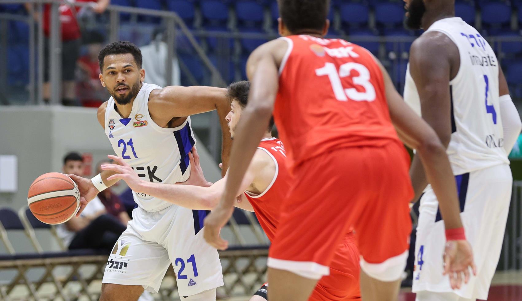 צפו: הוקר קירב את הרצליה לפלייאוף