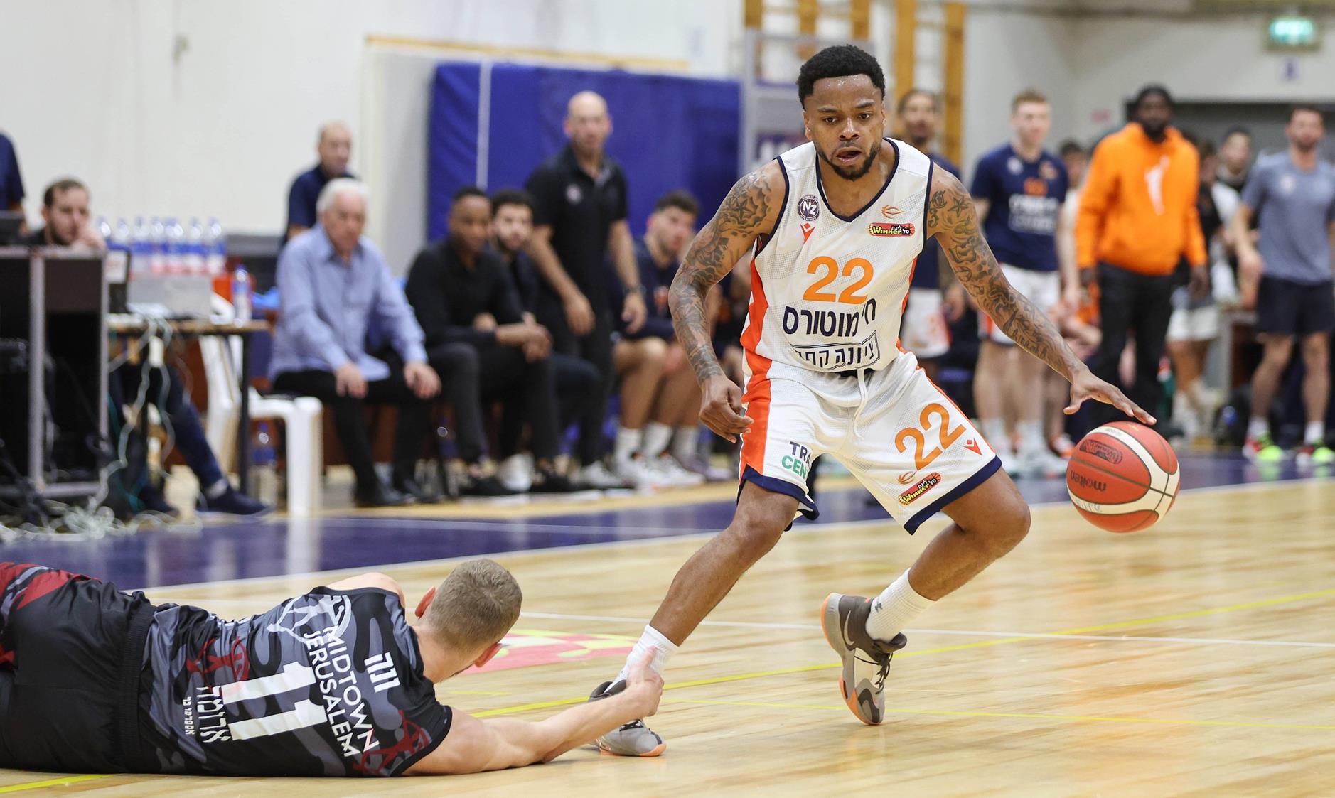 צפו: די.ג'יי קופר השתלט על המצעד