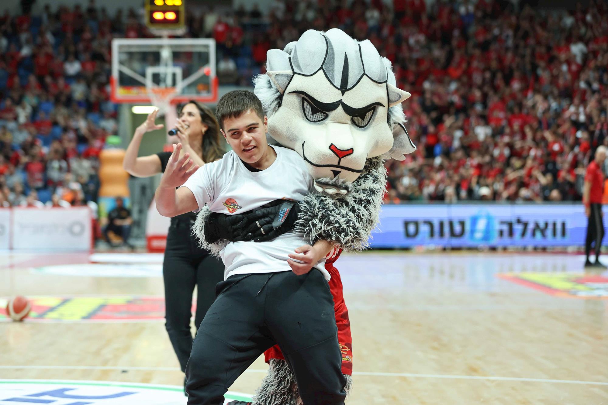 צפו: קליעה גדול מהחצי בעזרת הקרש