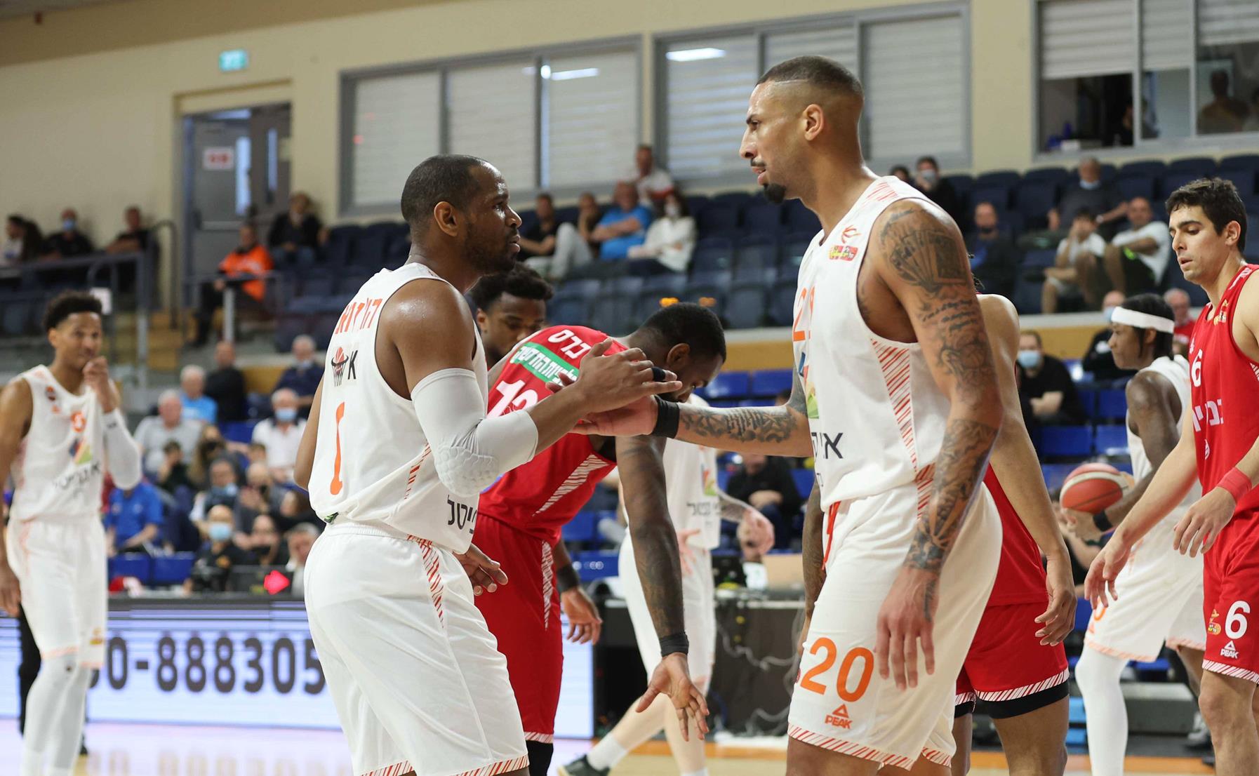 צפו: הופעה מרשימה לדיימון סימפסון בצבע