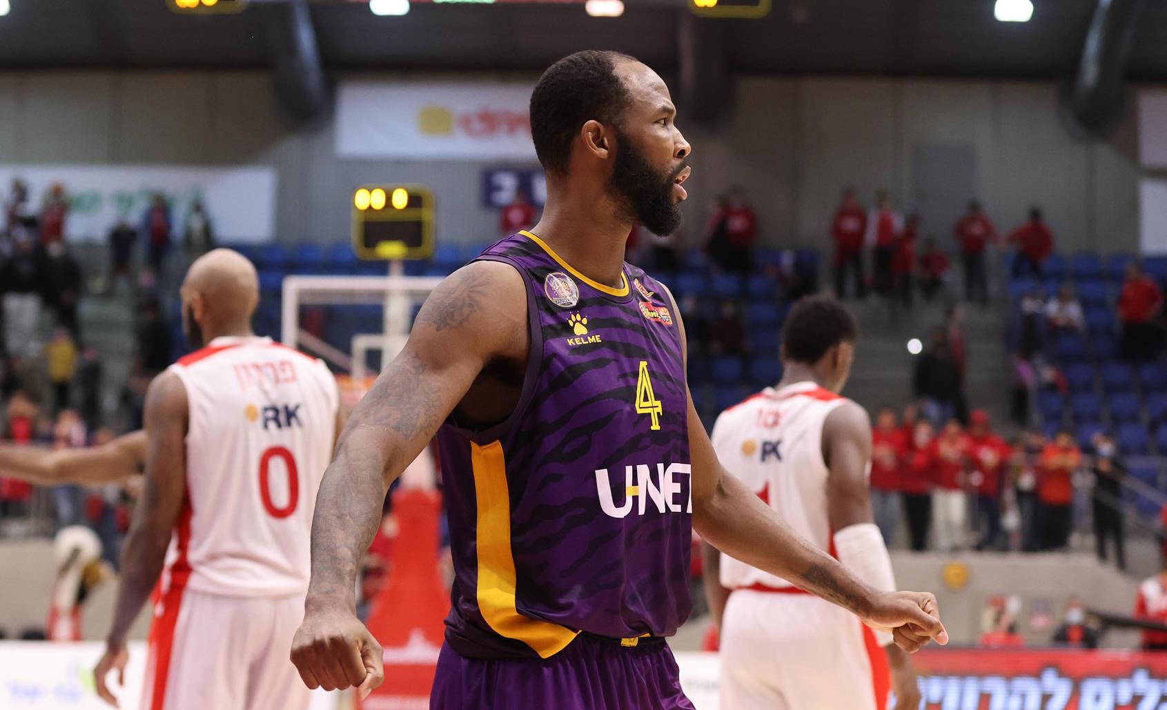 צפו: כריס ג'ונסון כיכב בניצחון בקונכיה