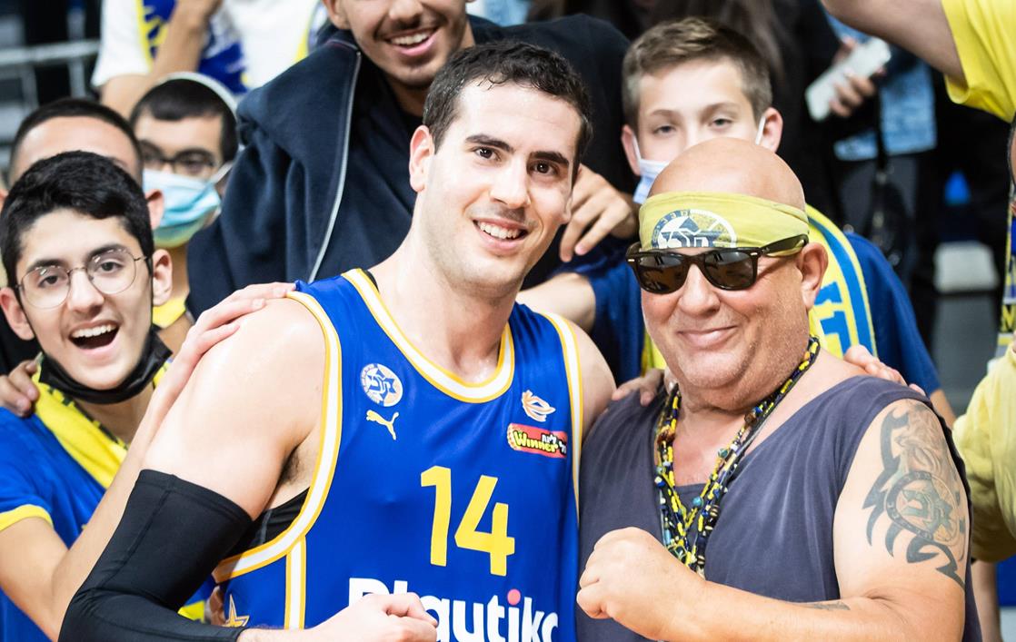 צפו: עוז בלייזר להט מול האקסית