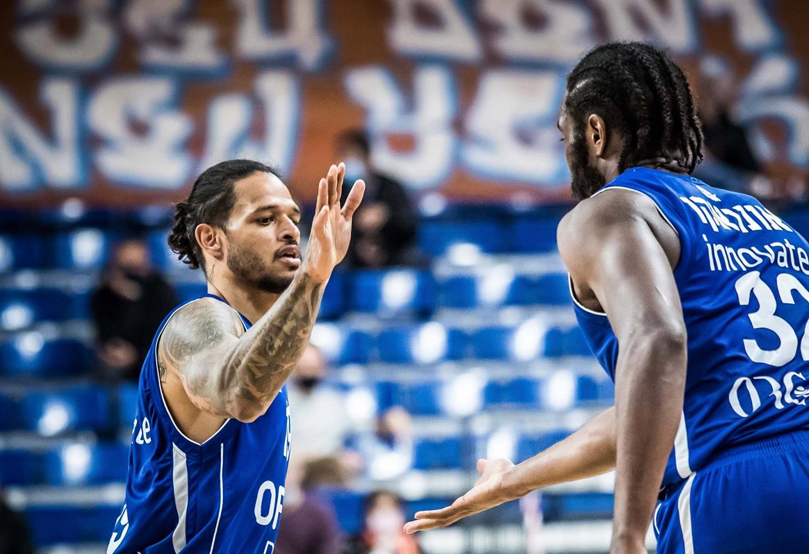 צפו: תצוגת קליעה אדירה לכריס באב בגן נר