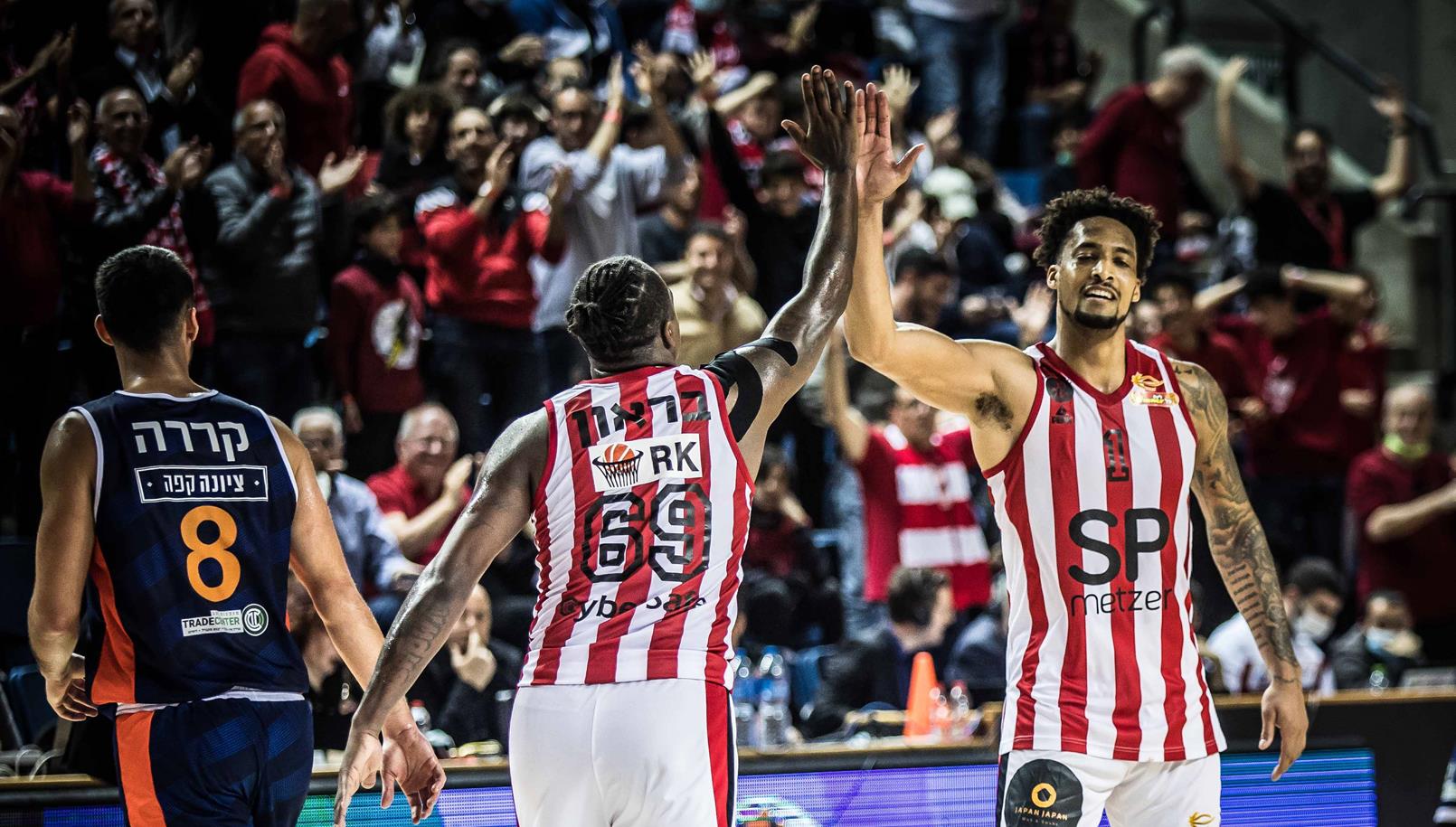 האדומים התקרבו לבית העליון בתצוגה יפה