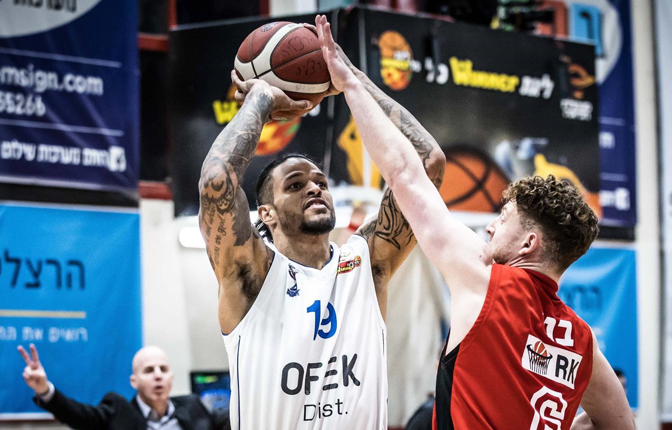 צפו: כריס באב לוהט מעבר לקשת