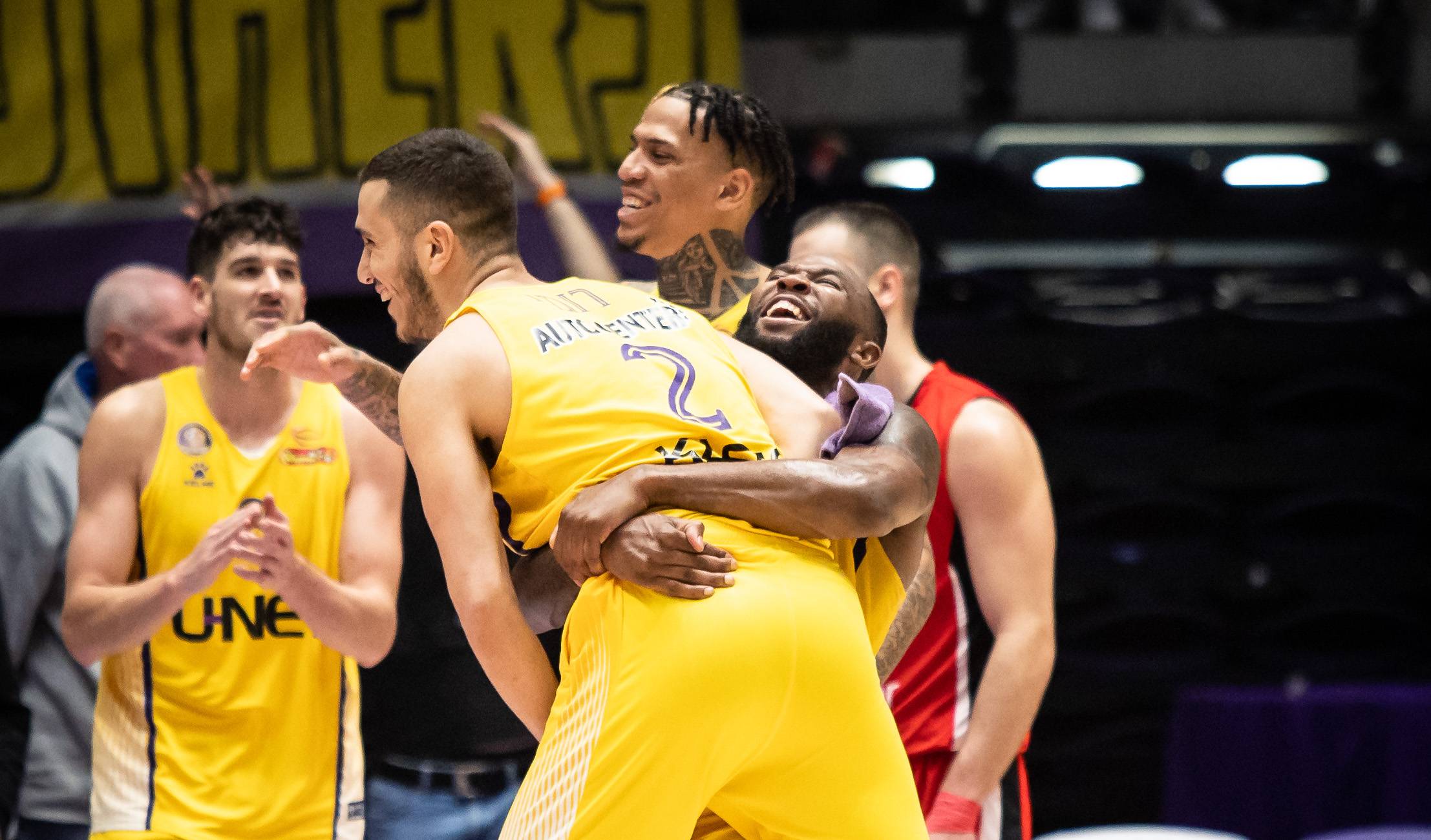 צפו: מבול שלשות של הסגולים-צהובים