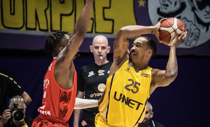 צפו: טיירוס מגי איפס את הידית מבחוץ