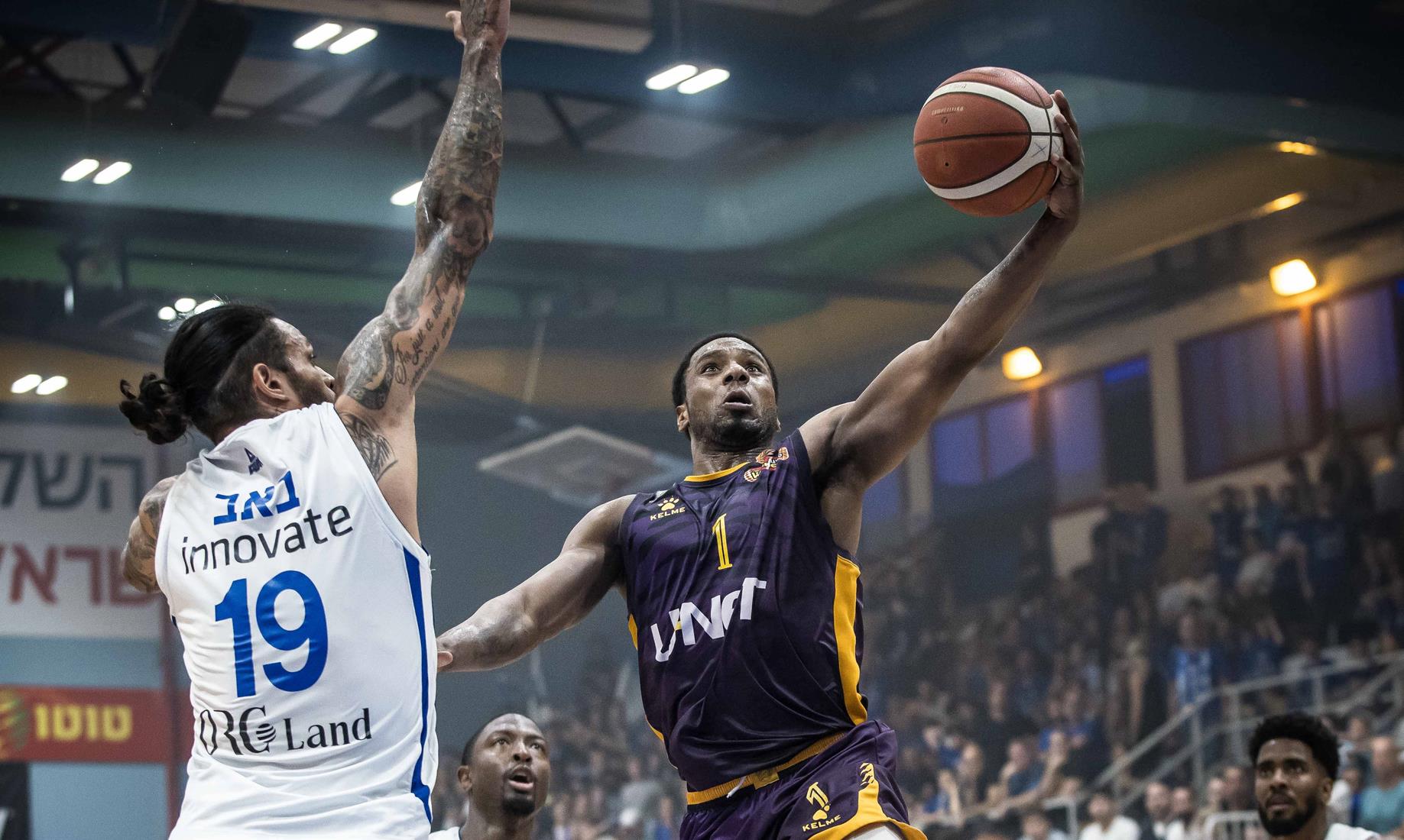 צפו: ג'ו רגלנד כיכב גם באולם היובל