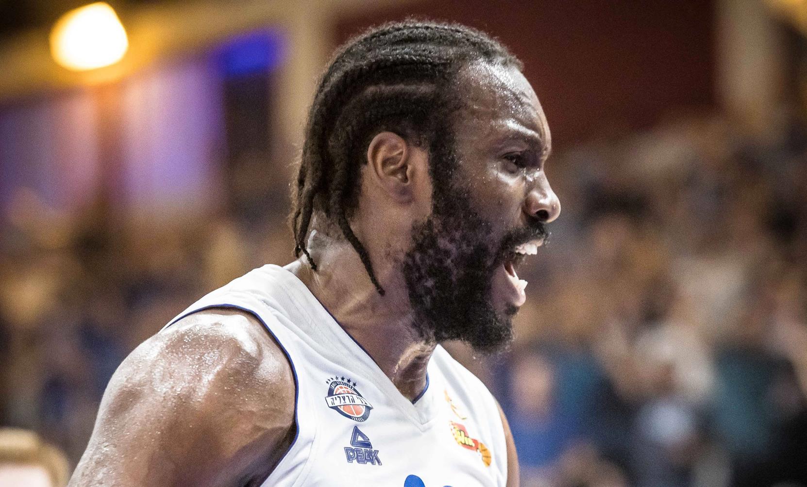 צפו: אונואקו השווה את שיא הריבאונדים